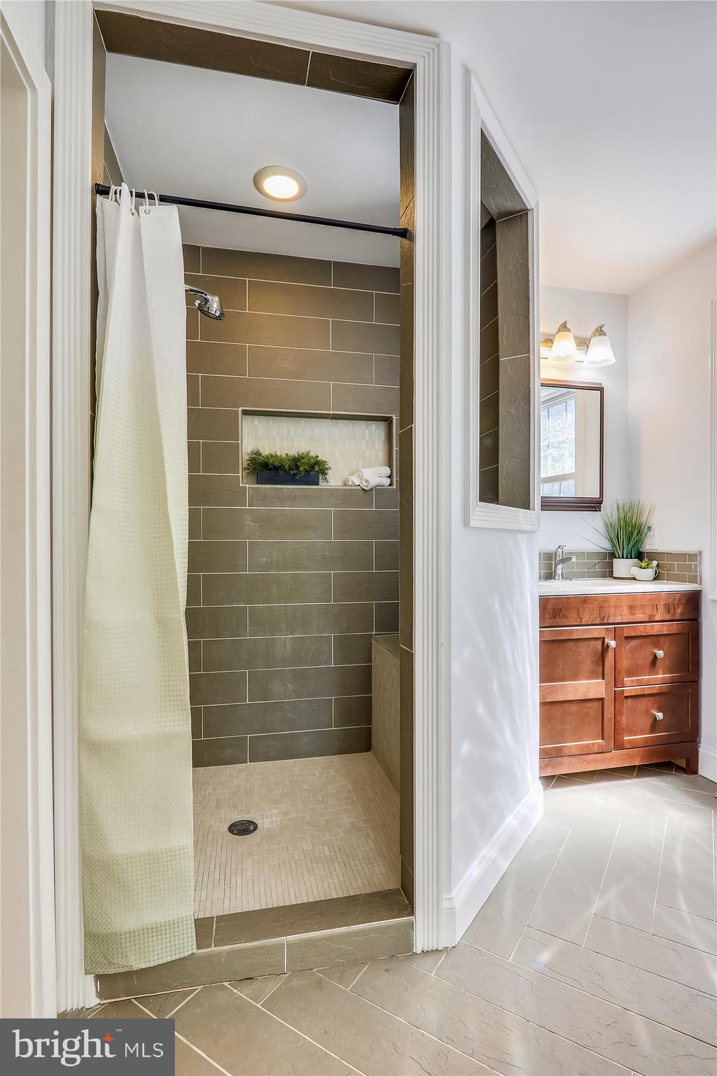 FLOWER HILL - Residential