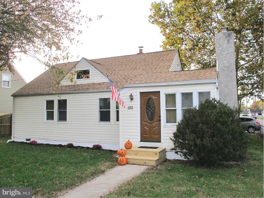 Charming Cape Cod in Sunset Beach.  Rarely available three full bathroom home with open floor plan and tons of living space.  Renovated kitchen with huge breakfast bar opens to large living area. Master bedroom includes walk-in closet and full bath with jetted / jacuzzi tub.  Fully fenced yard with mature trees and rear patio area.  One car garage and unfinished basement offers tons of storage.