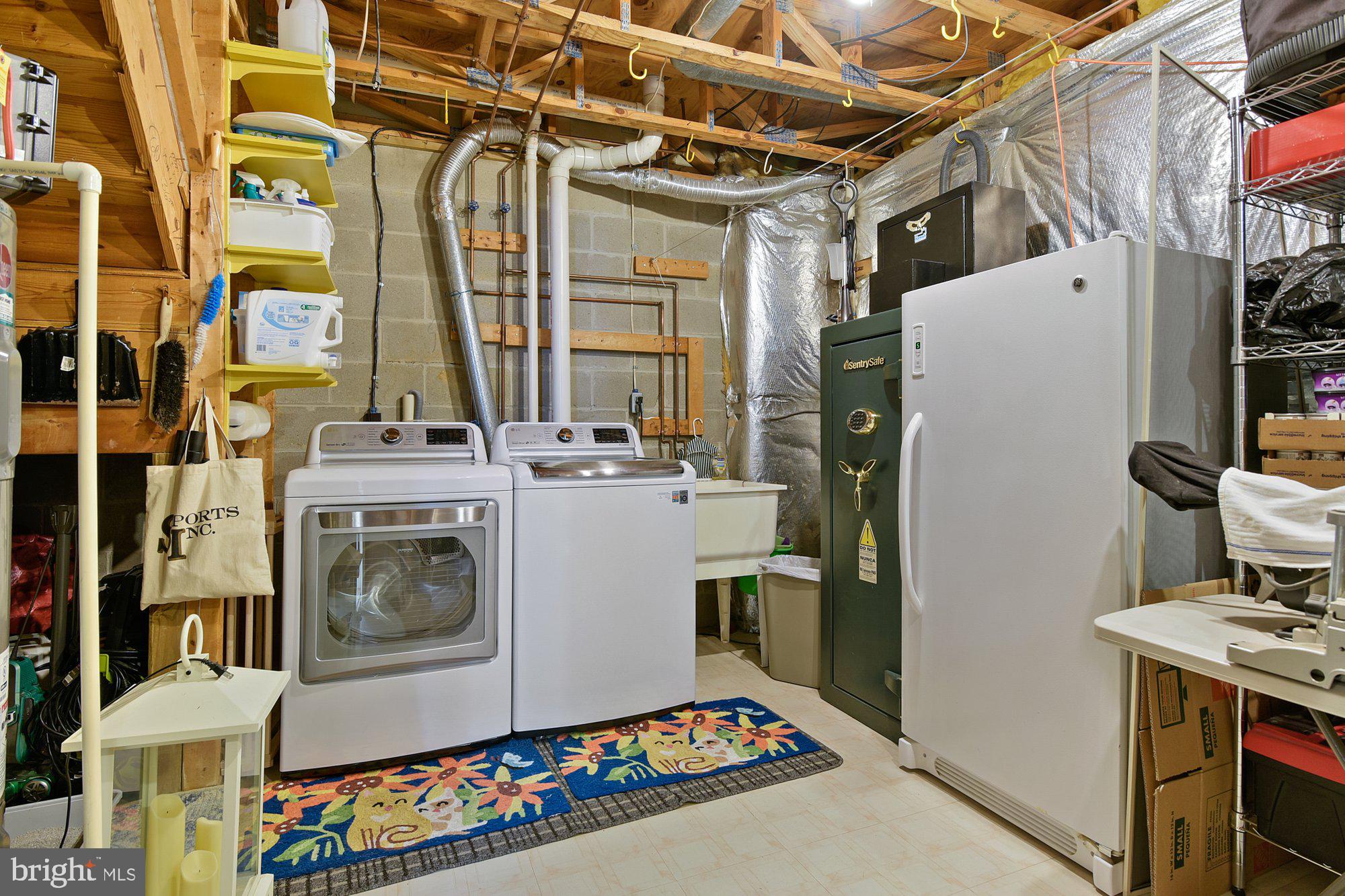 CONSTANT FRIENDSHIP - Residential