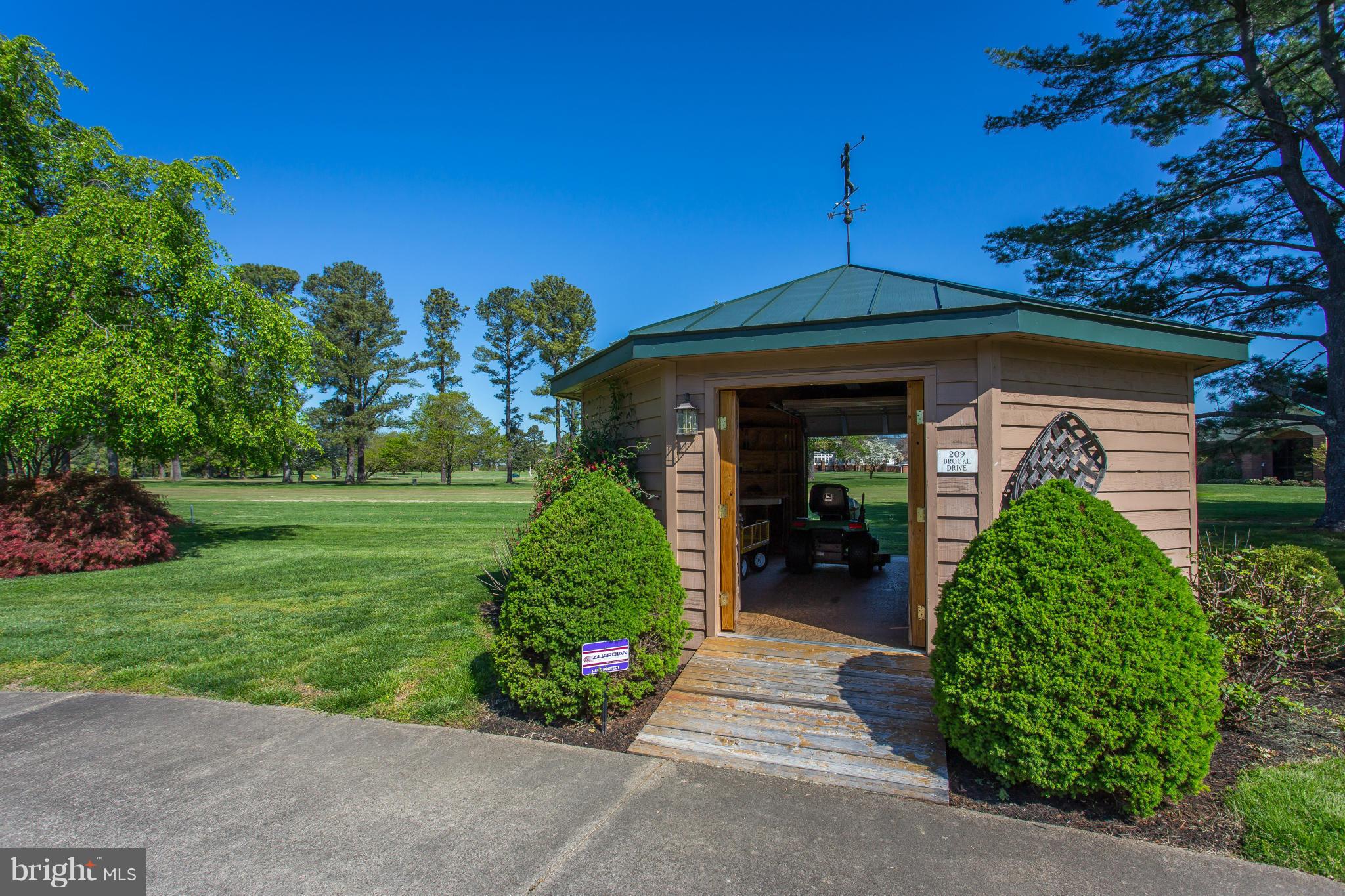 COUNTRY CLUB ESTATES - Residential