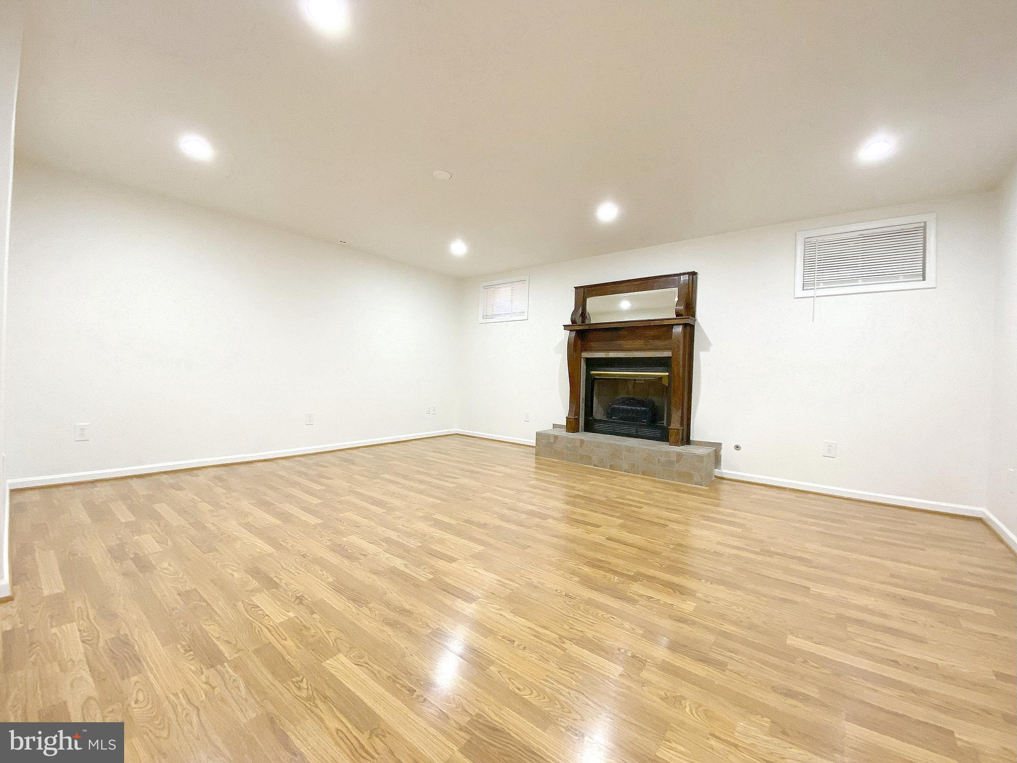 VALLEY VIEW MANOR - Residential Lease