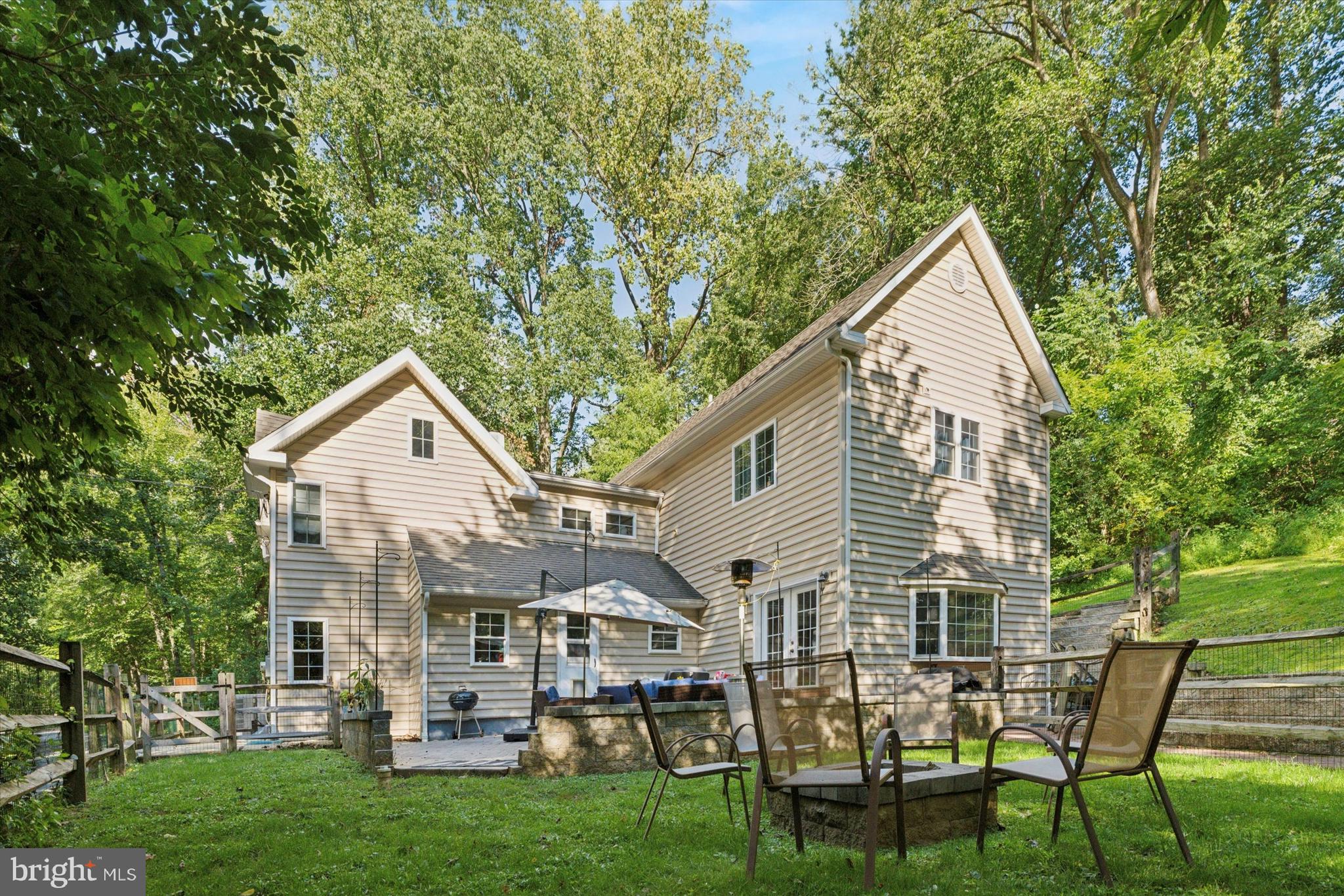 448 W LOCUST LANE
