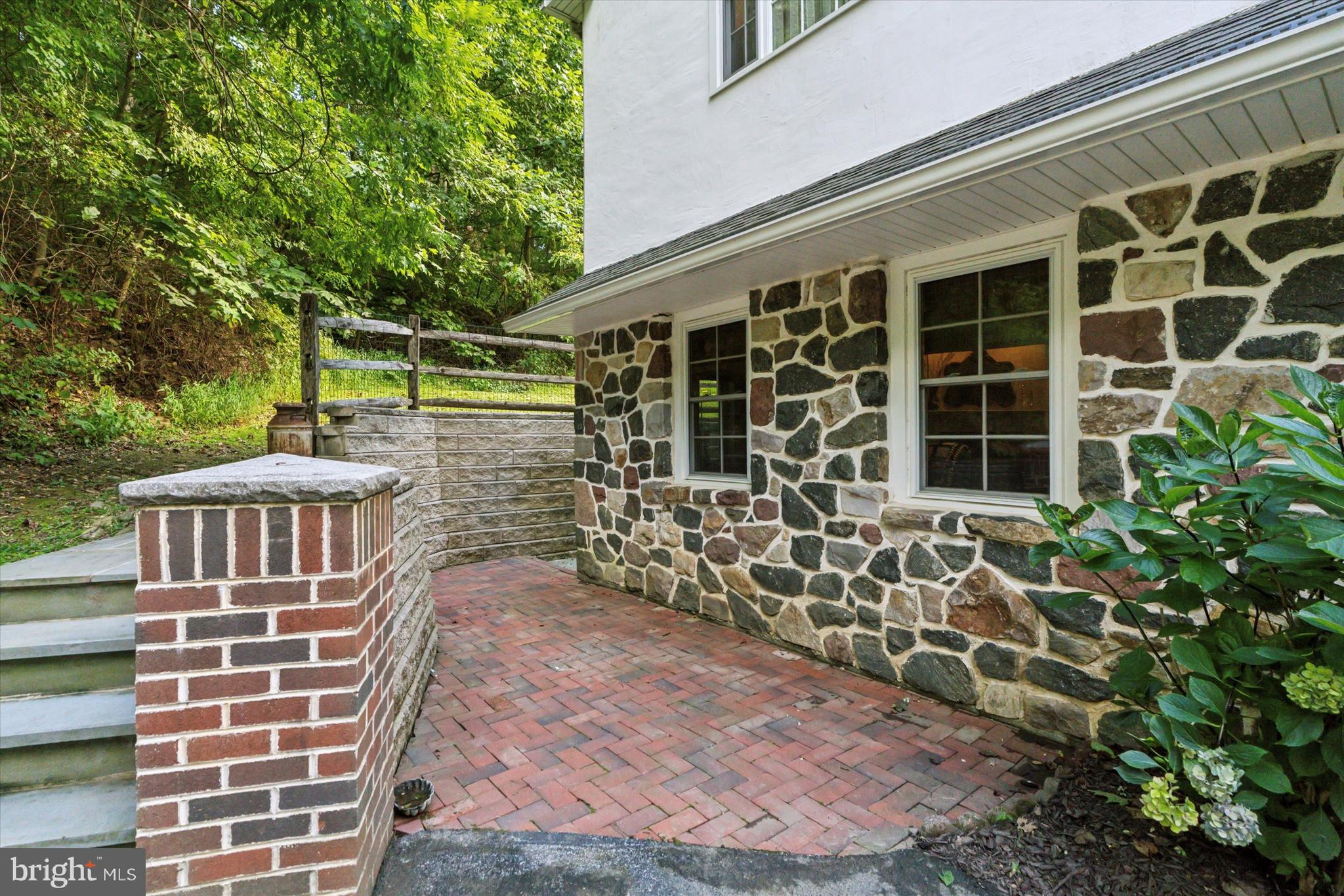 448 W LOCUST LANE