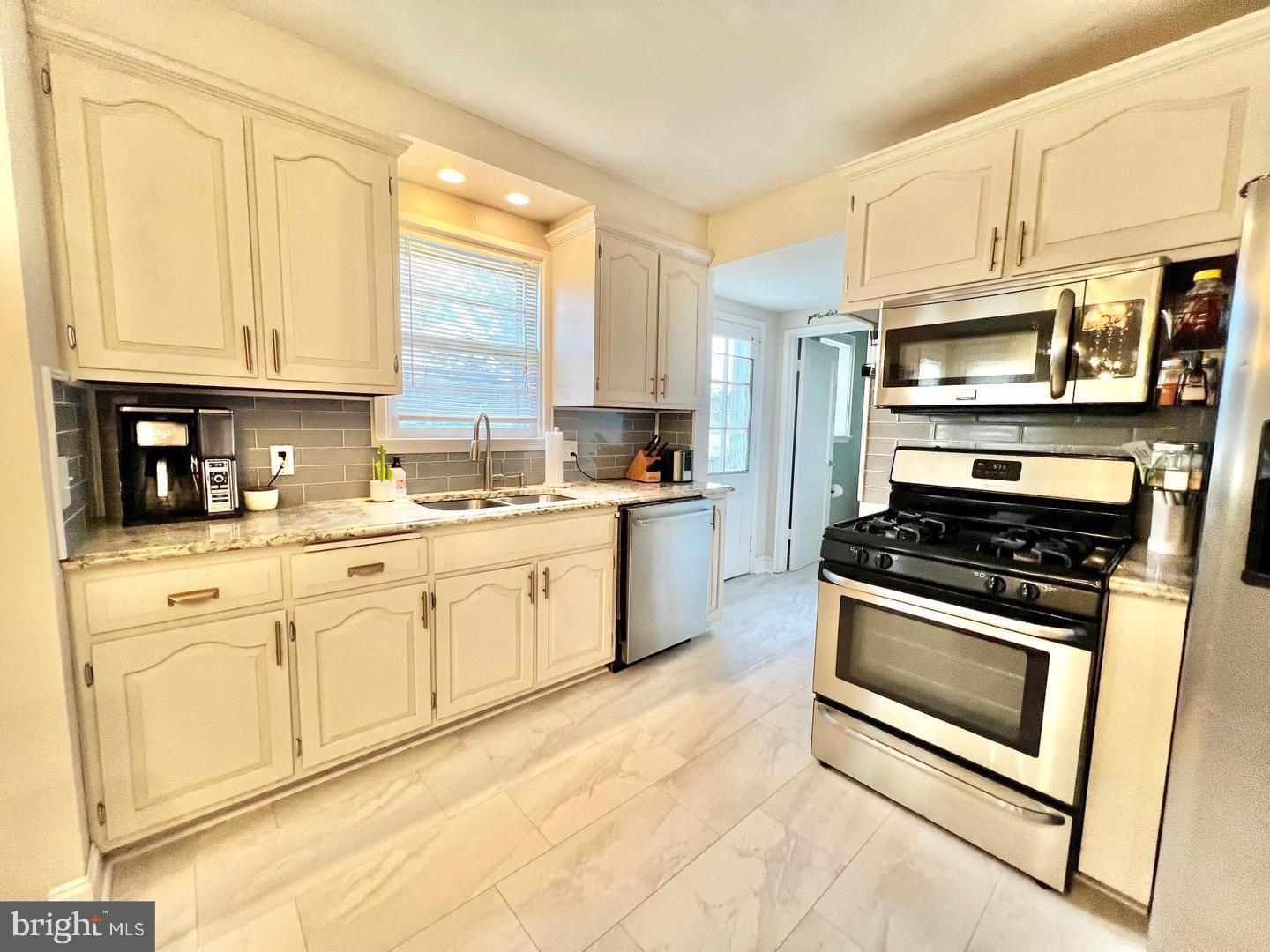 LINCOLN PARK - Residential Lease