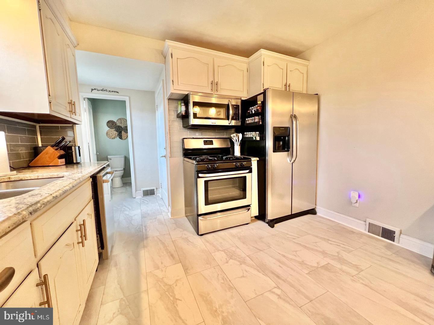 LINCOLN PARK - Residential Lease