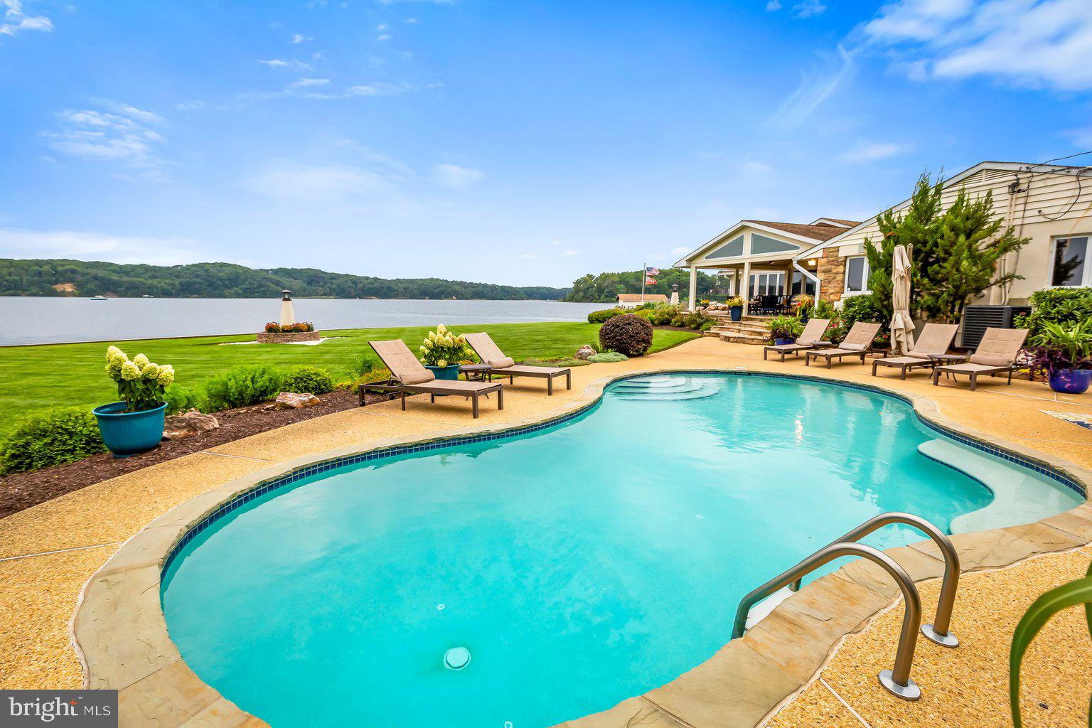 LONG POINT ON THE SEVERN - Residential