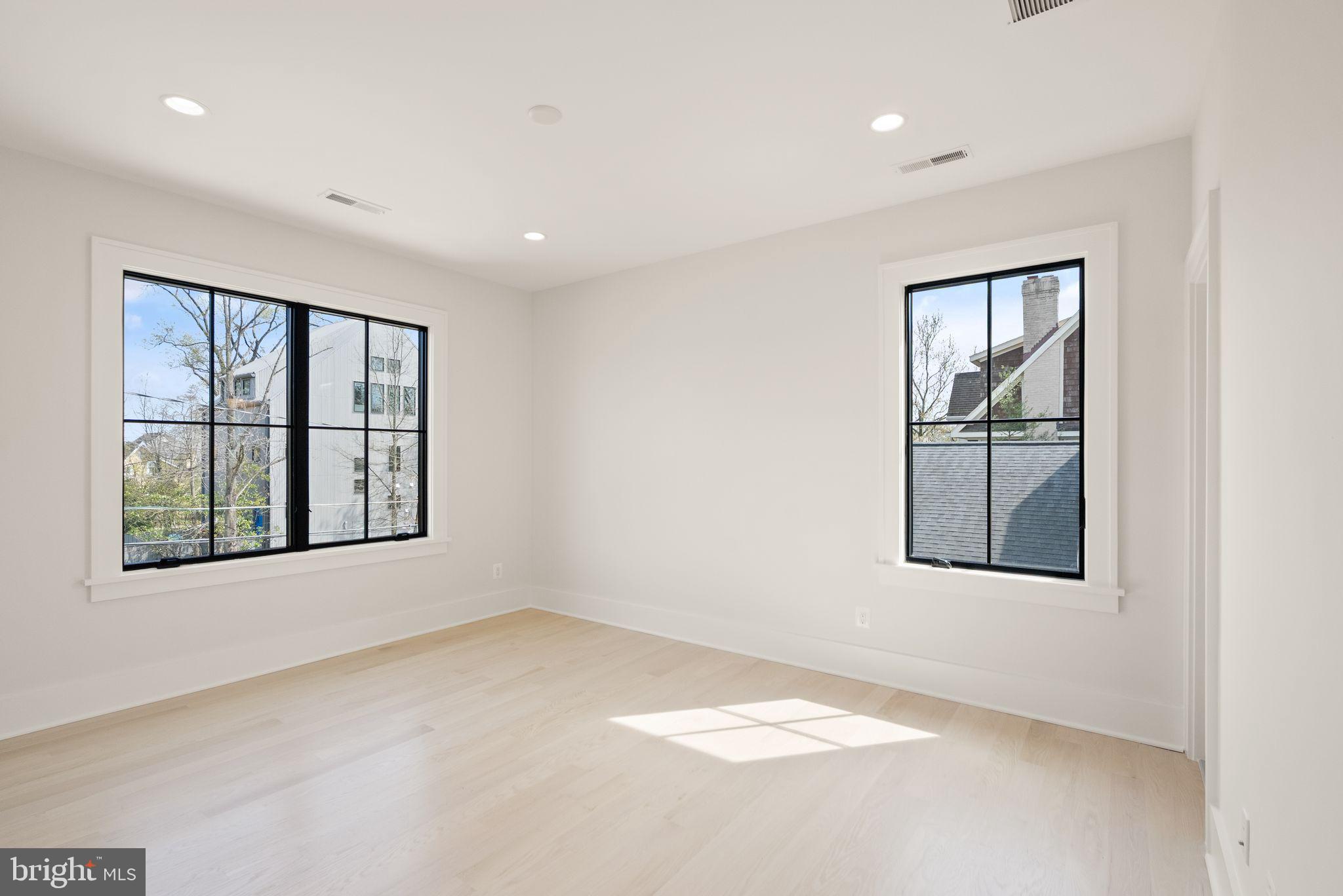 CLARENDON - Residential