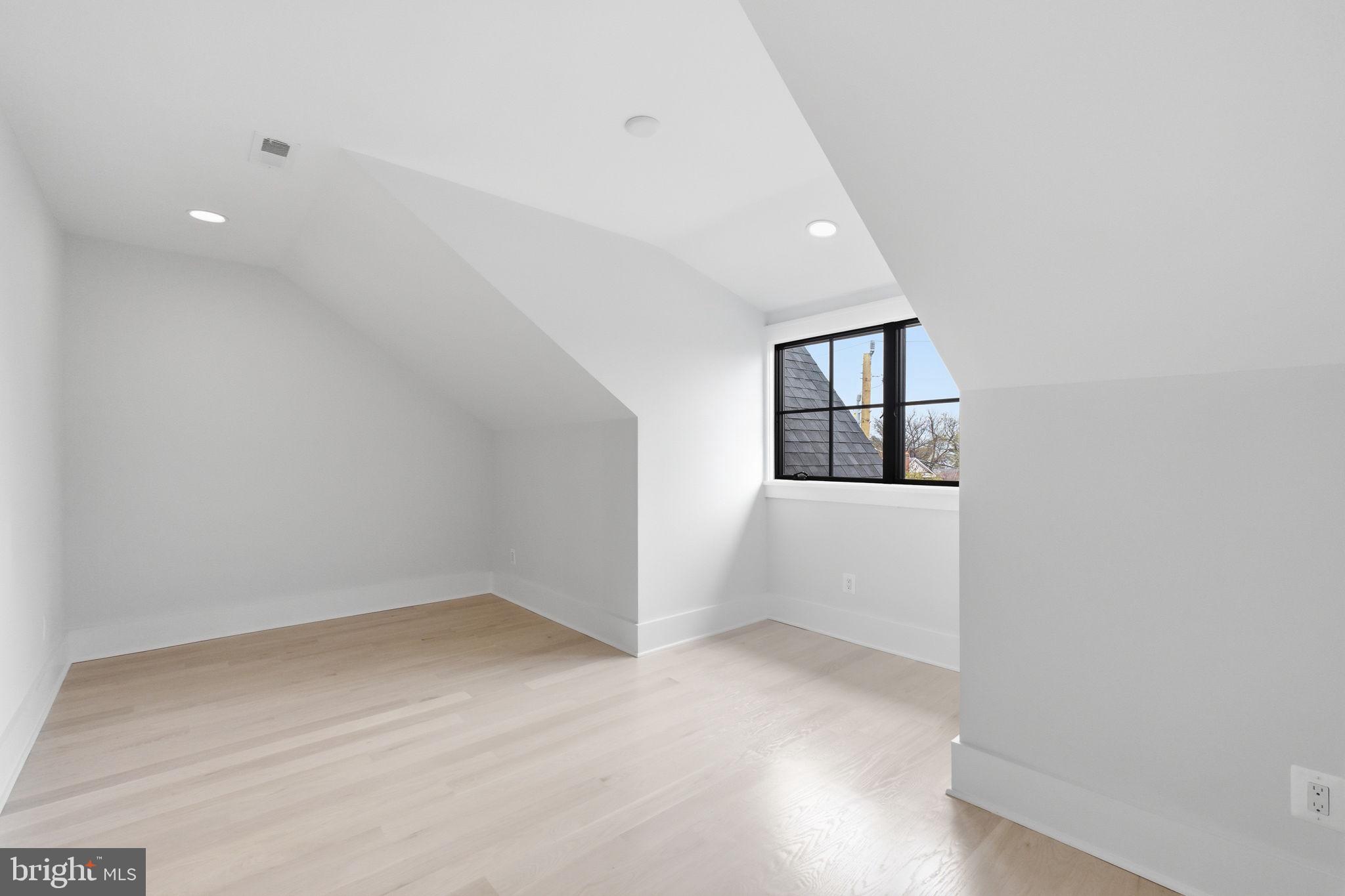 CLARENDON - Residential