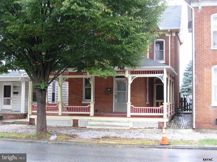 CLASSIC VICTORIAN. LOTS OF ORIGINAL WOODWORK, WOOD FLOORS. PREVIOUSLY USED AS ATTORNEY OFFICE. 2ND FLOOR BALCONY, FULL ATTIC.