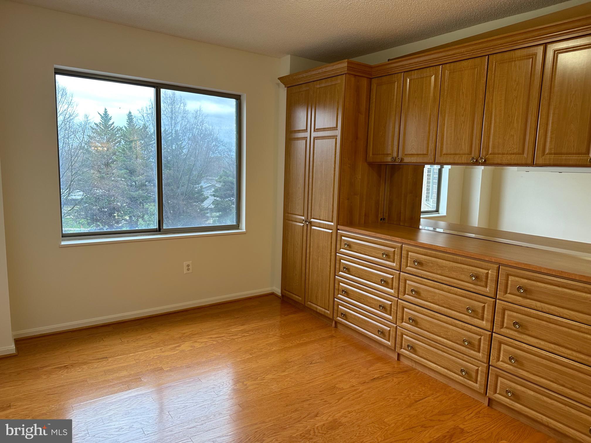 TURNBERRY COURTS AT LEIS - Residential