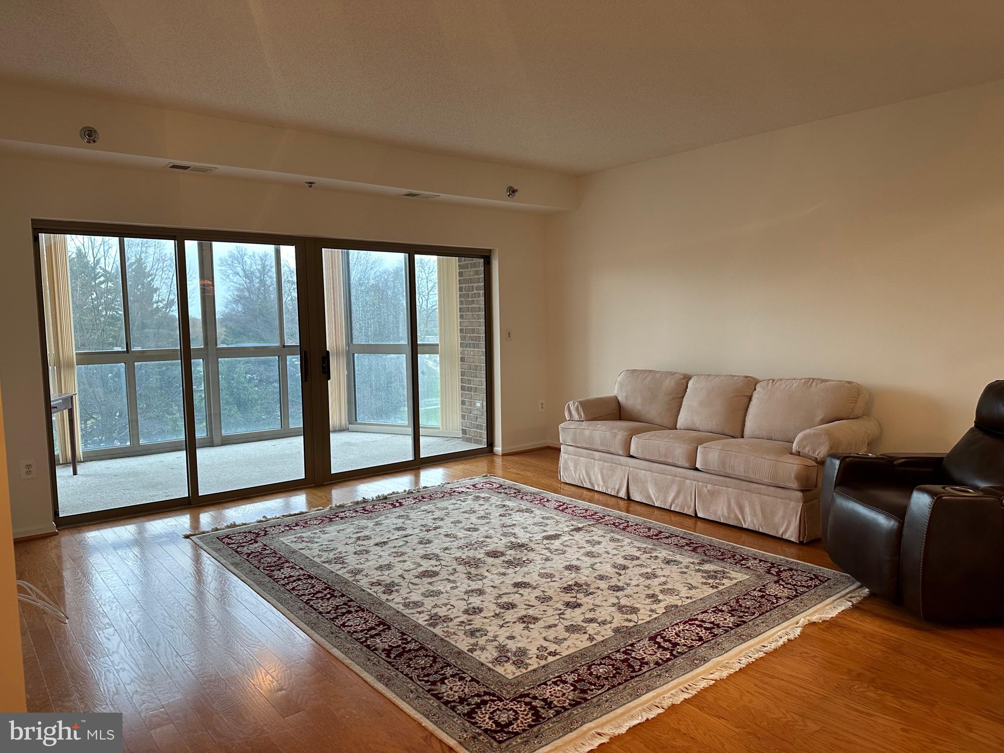 TURNBERRY COURTS AT LEIS - Residential