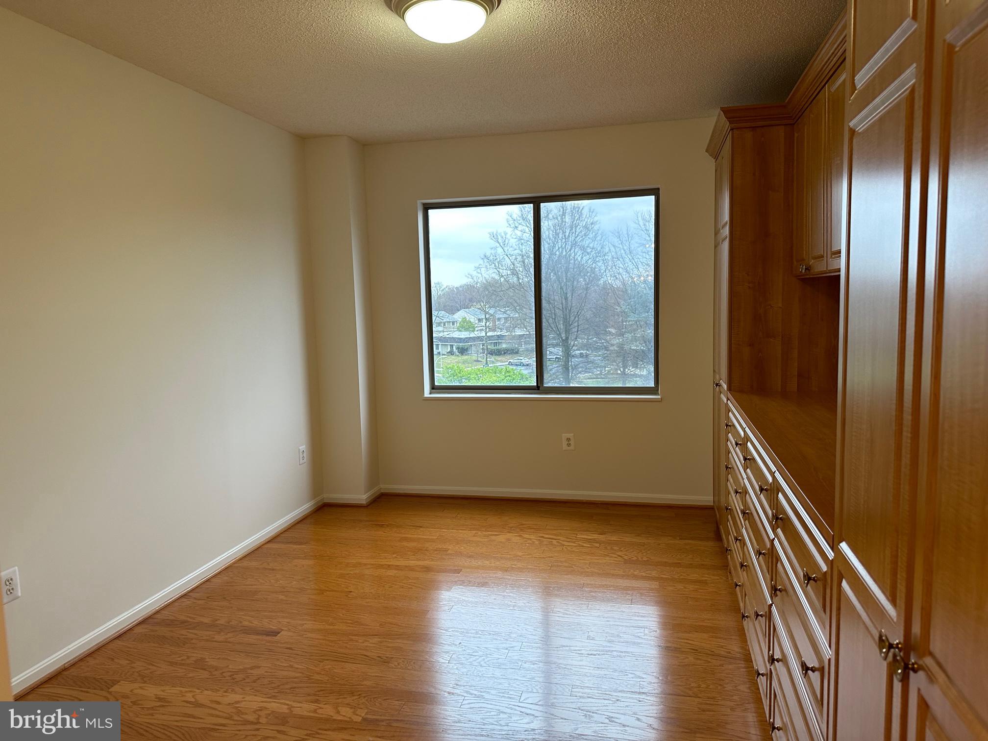 TURNBERRY COURTS AT LEIS - Residential