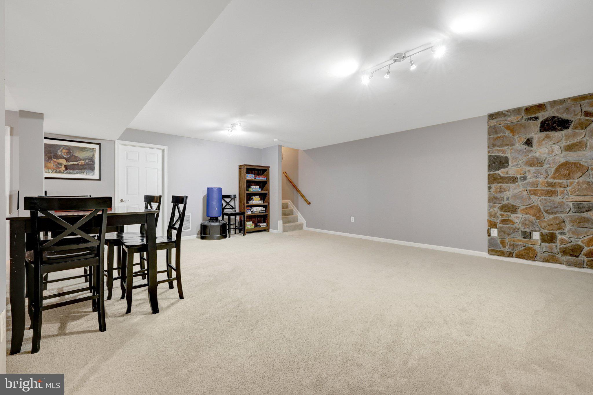 BROAD RUN OAKS - Residential