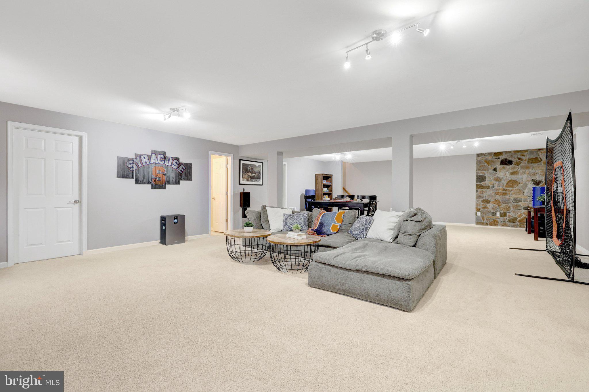 BROAD RUN OAKS - Residential