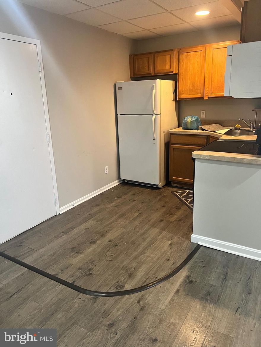 Studio apartment, on the second floor. Great location, right in the center of downtown Leonardtown. Need great credit. Pets case by case. The tenant is responsible for electricity. 
water and laundry $50 flat fee every month.