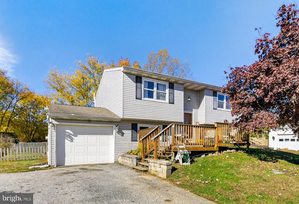 Photo of 116 Crystal Drive, WRIGHTSVILLE, PA 17368 (MLS # PAYK2093106)