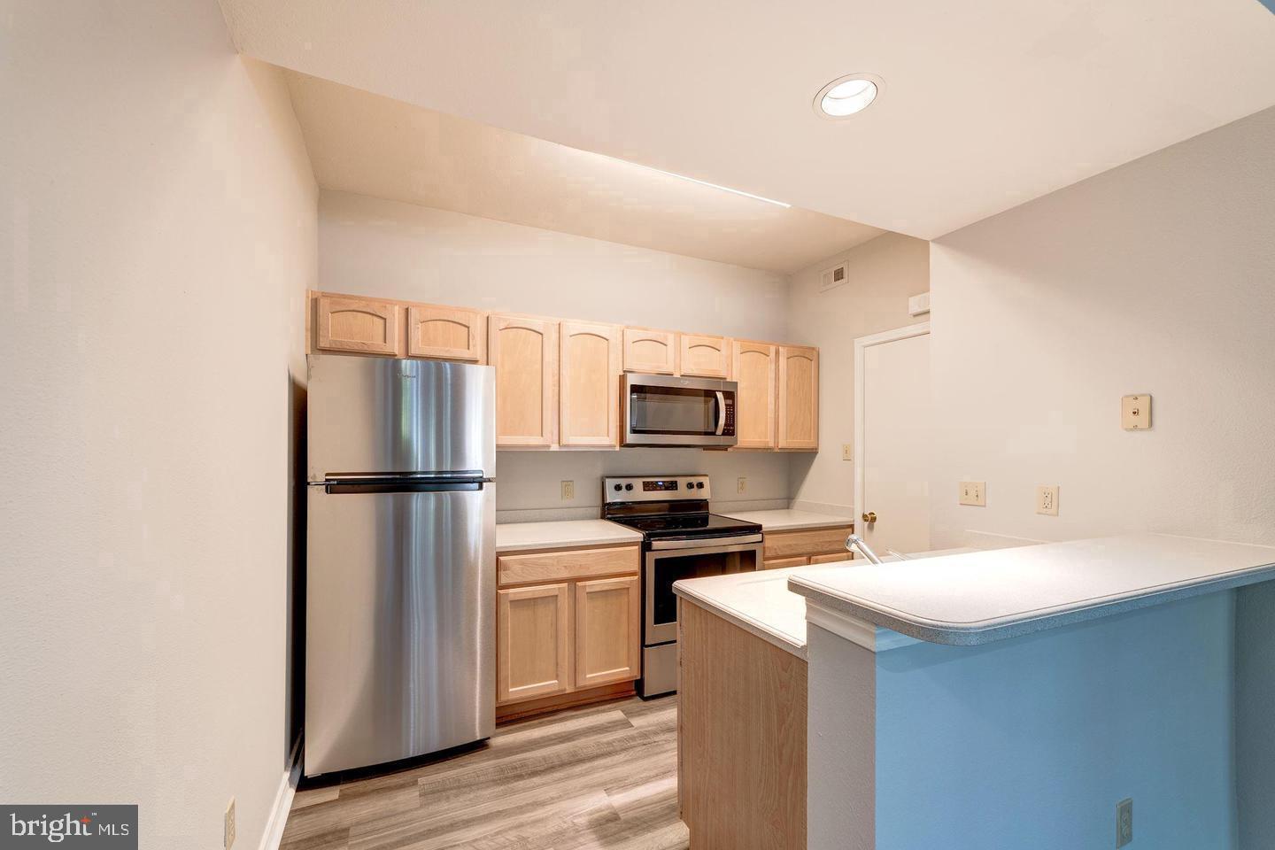 PENDERBROOK SQUARE CONDOMINIUMS - Residential Lease