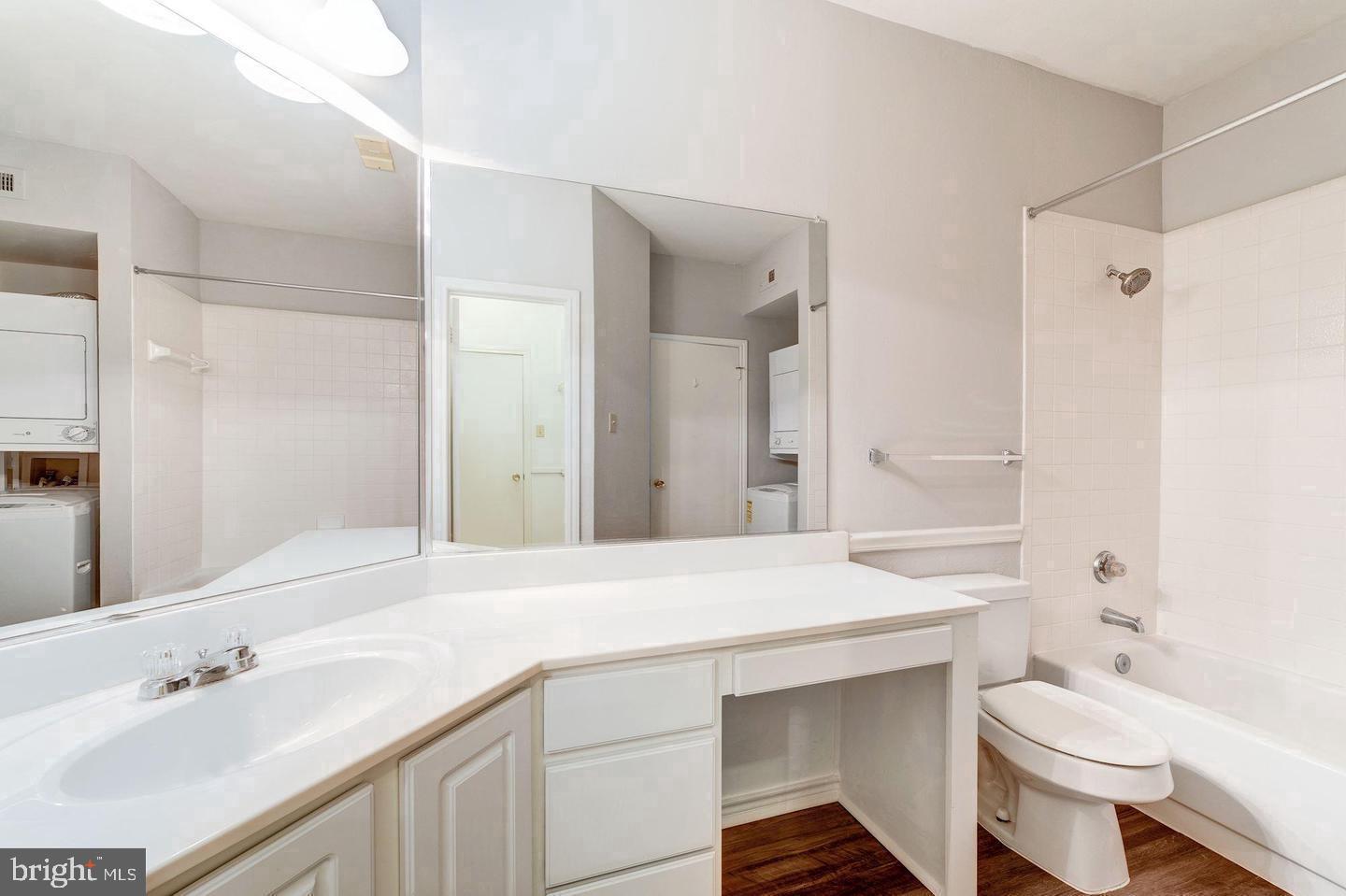 PENDERBROOK SQUARE CONDOMINIUMS - Residential Lease