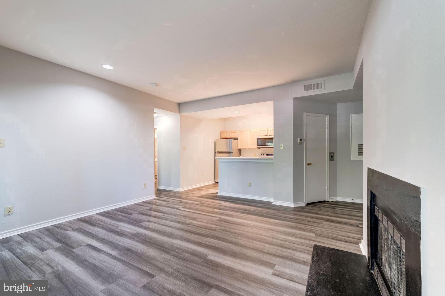 PENDERBROOK SQUARE CONDOMINIUMS - Residential Lease