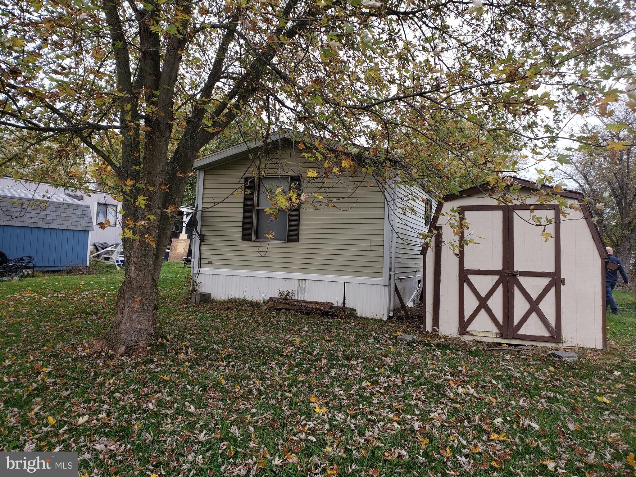 COUNTRY MANOR WEST - Residential