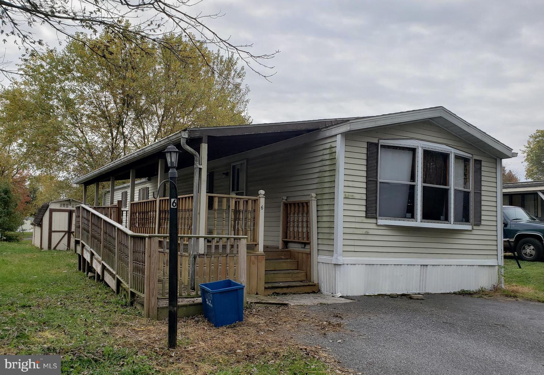 COUNTRY MANOR WEST - Residential