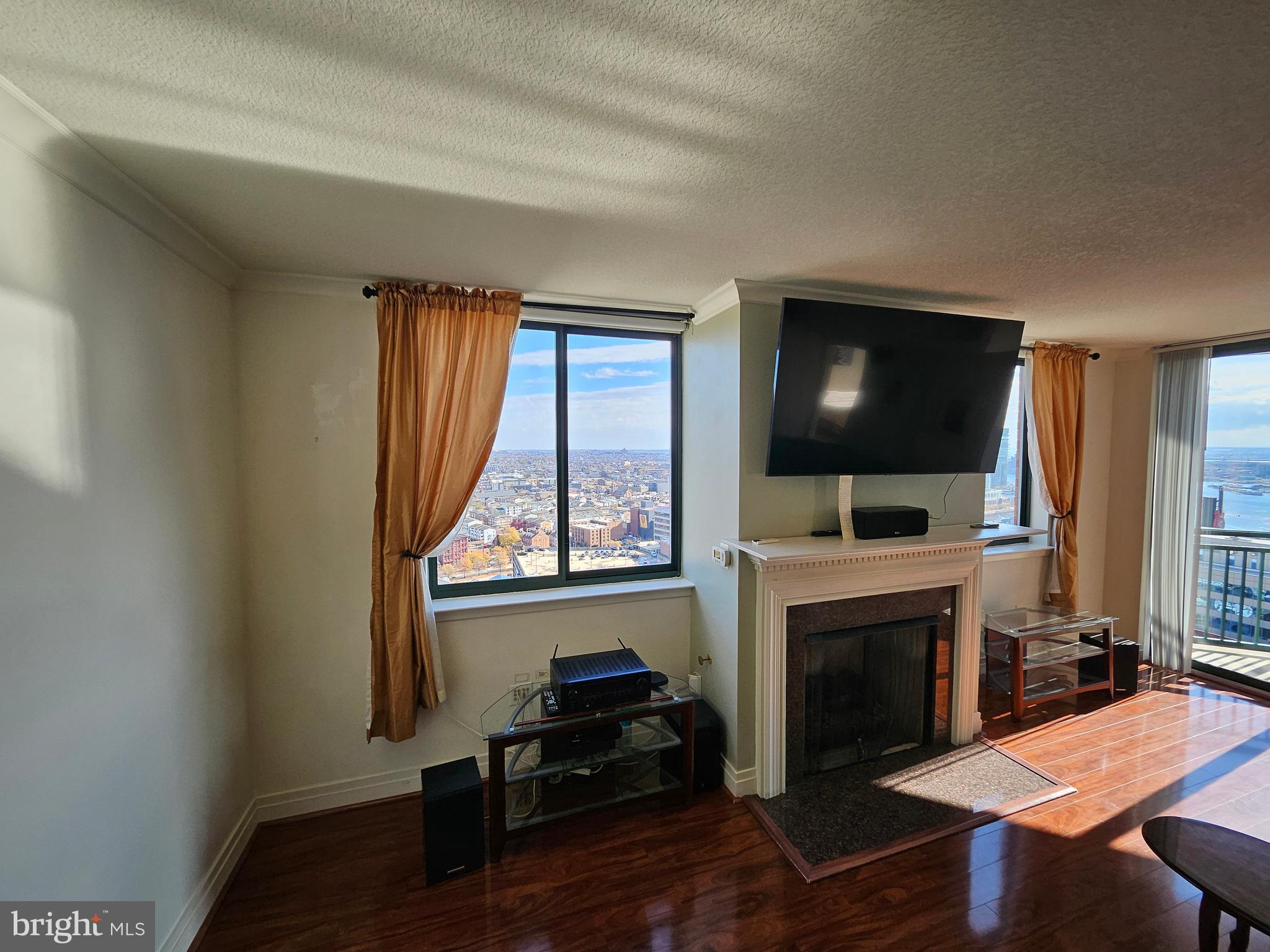 DOWNTOWN - Residential Lease