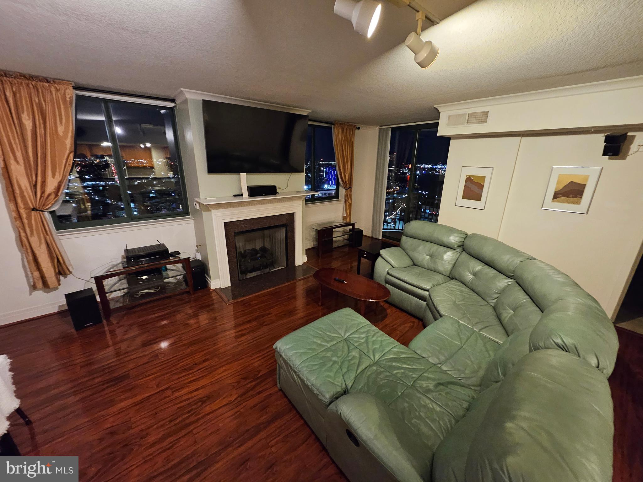 DOWNTOWN - Residential Lease