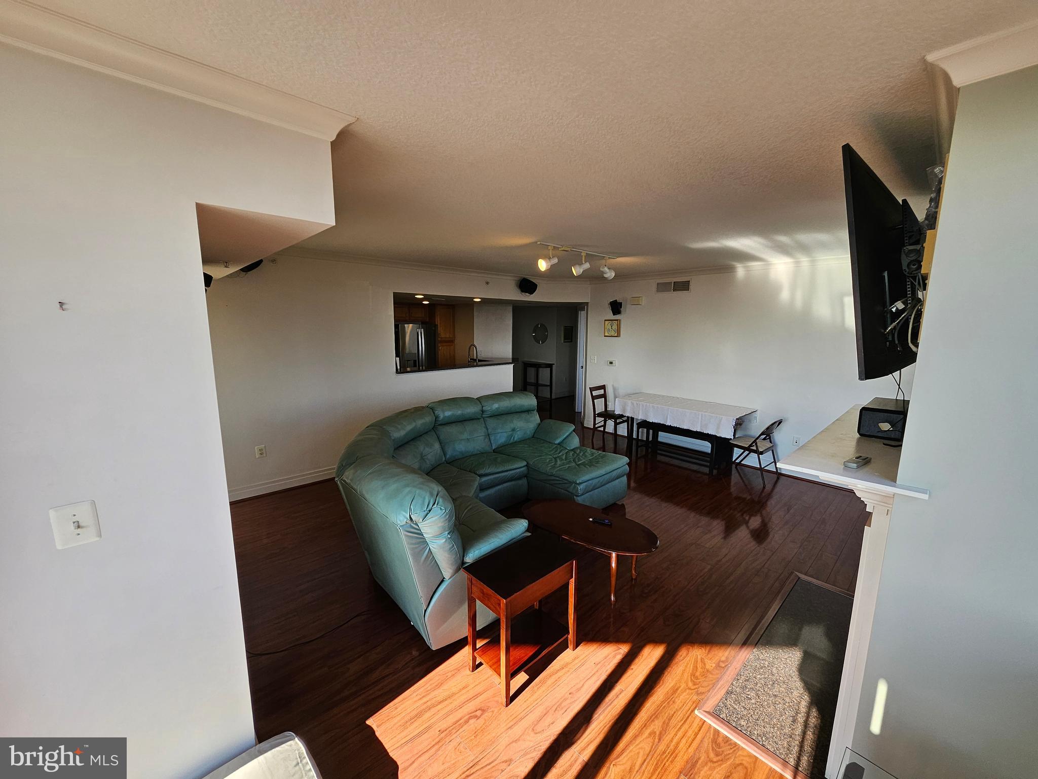 DOWNTOWN - Residential Lease
