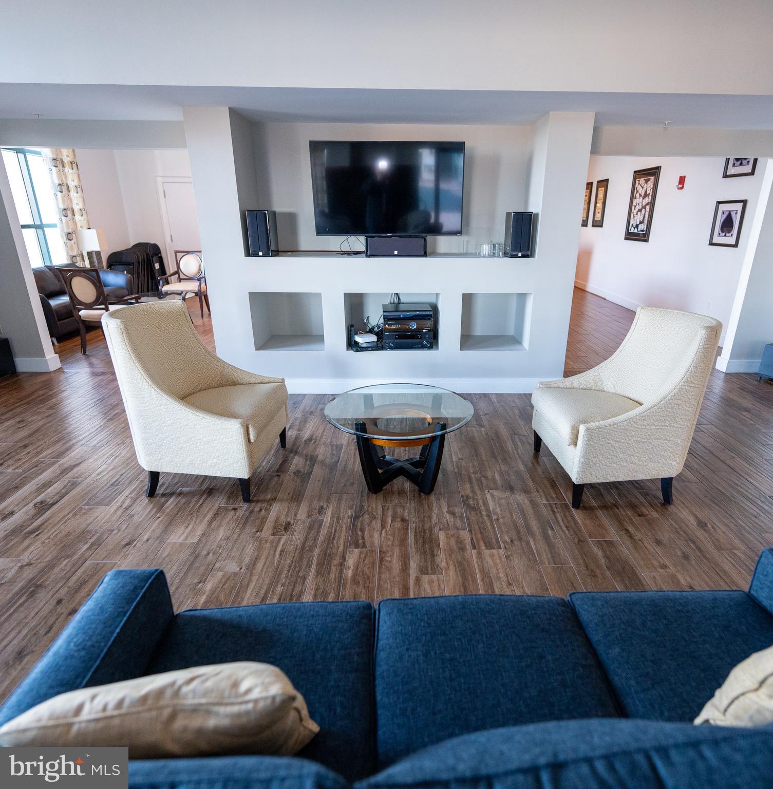DOWNTOWN - Residential Lease