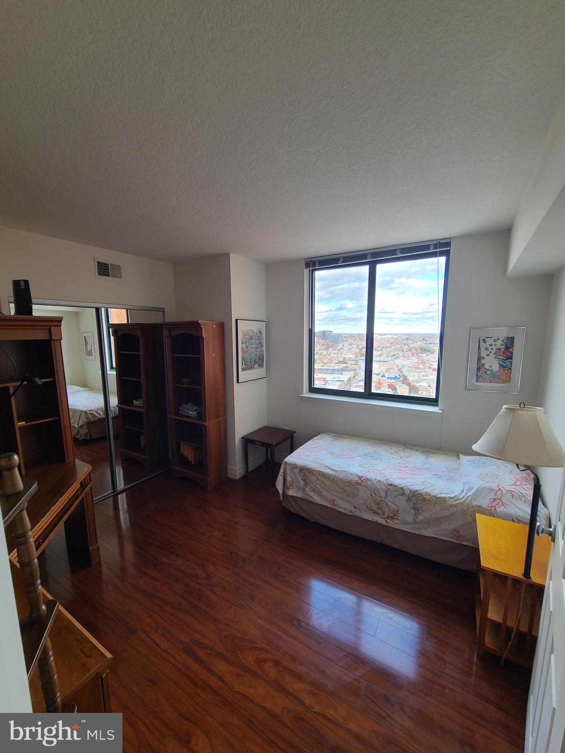 DOWNTOWN - Residential Lease