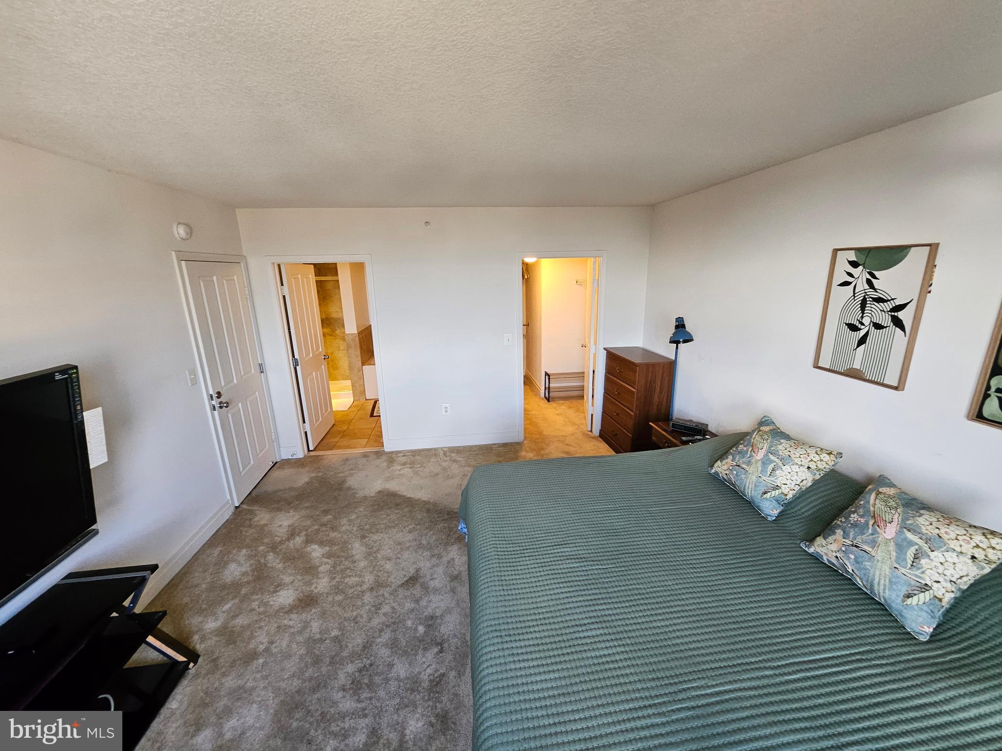 DOWNTOWN - Residential Lease