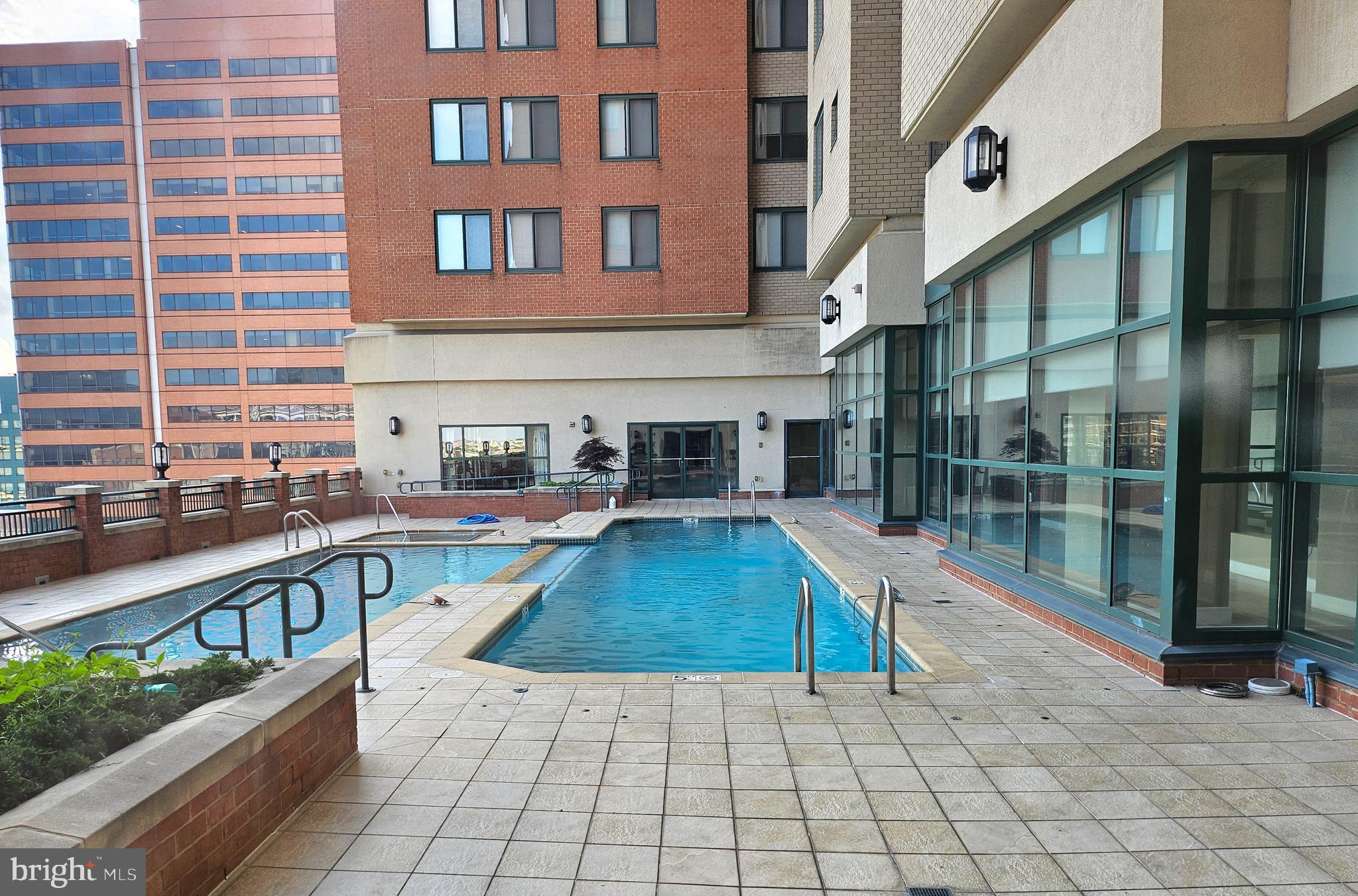 DOWNTOWN - Residential Lease