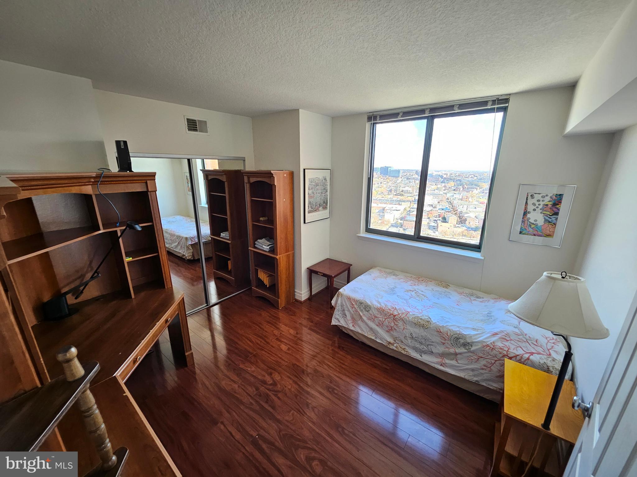 DOWNTOWN - Residential Lease