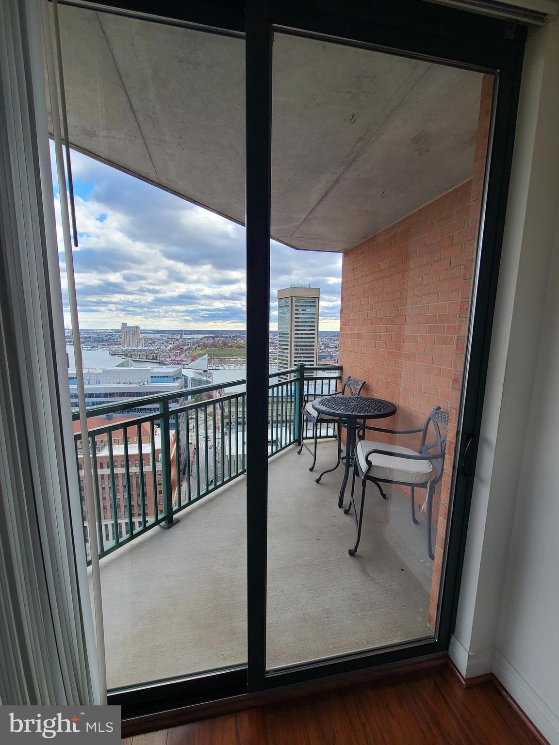 DOWNTOWN - Residential Lease