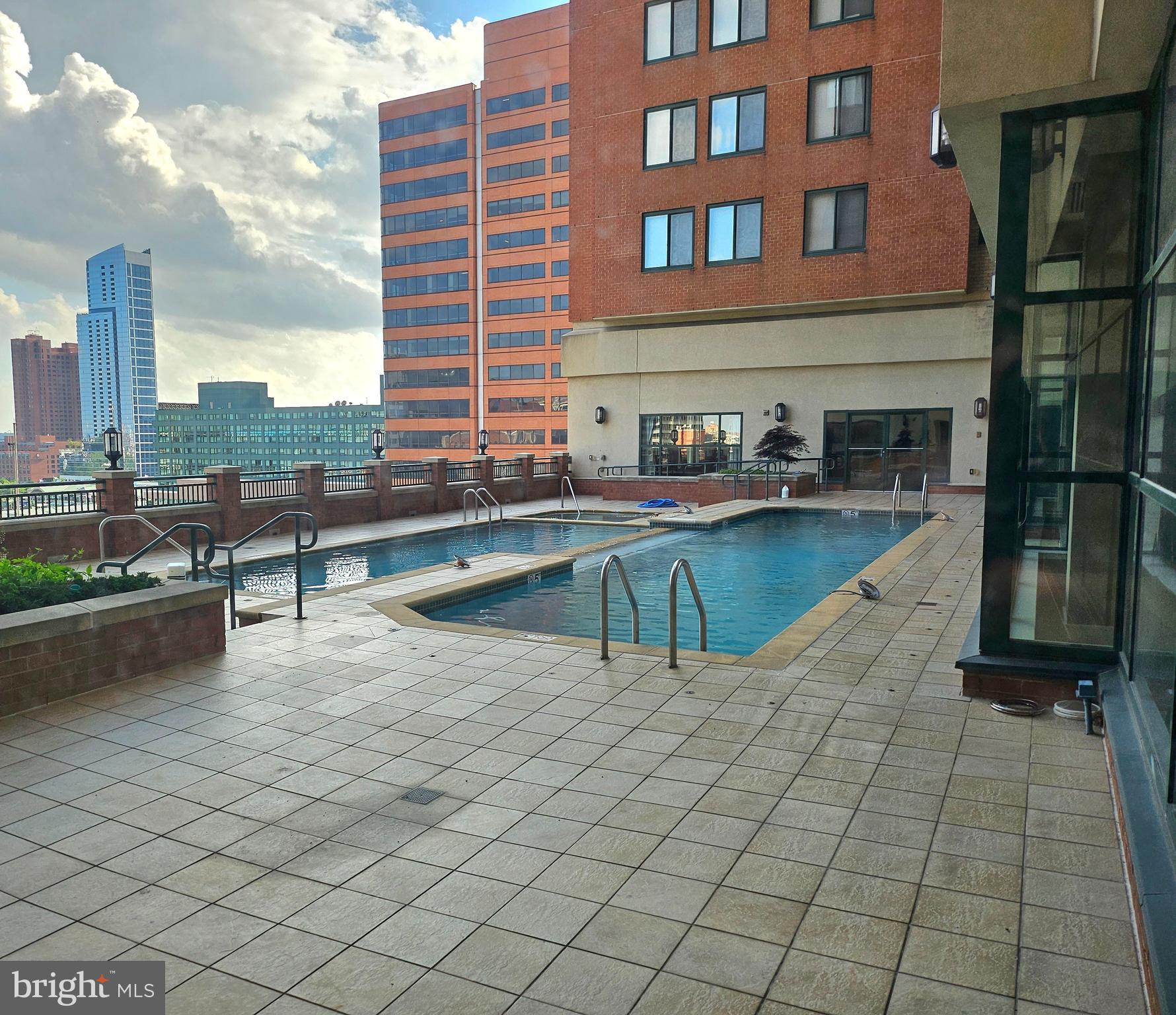 DOWNTOWN - Residential Lease