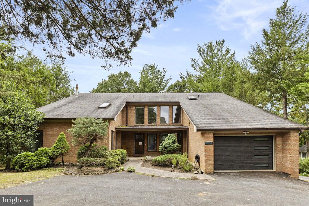 Photo of 6627 Old Chesterbrook Road, MCLEAN, VA 22101 (MLS # VAFX2273214)
