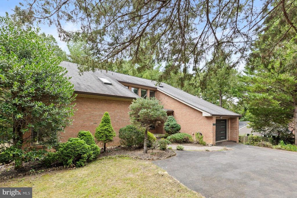 Photo of 6627 Old Chesterbrook Road, MCLEAN, VA 22101 (MLS # VAFX2273214)