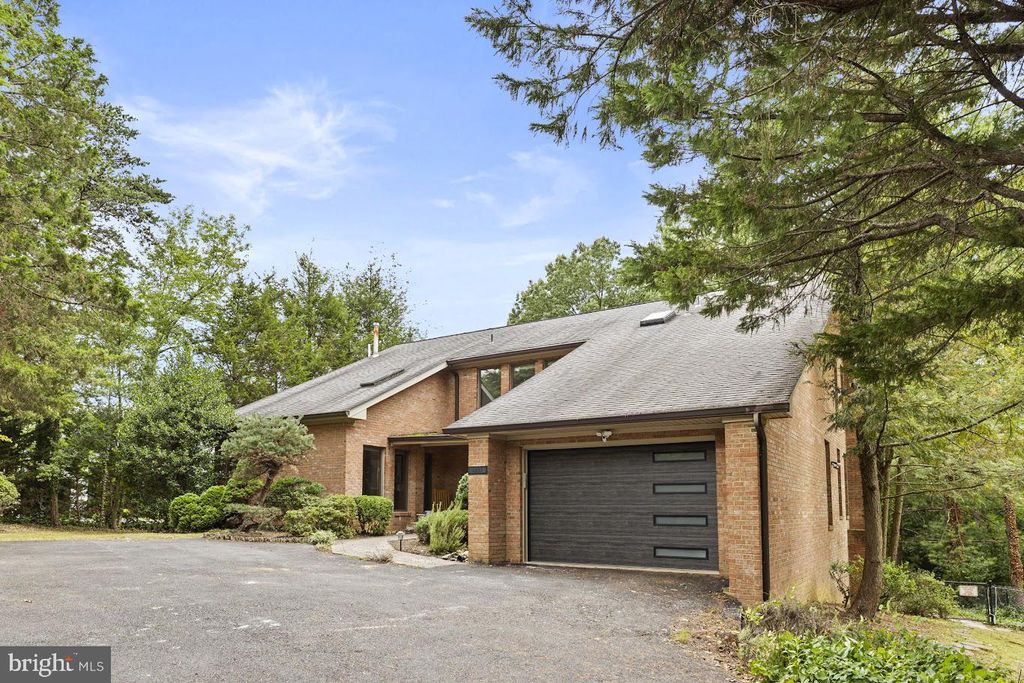 Photo of 6627 Old Chesterbrook Road, MCLEAN, VA 22101 (MLS # VAFX2273214)