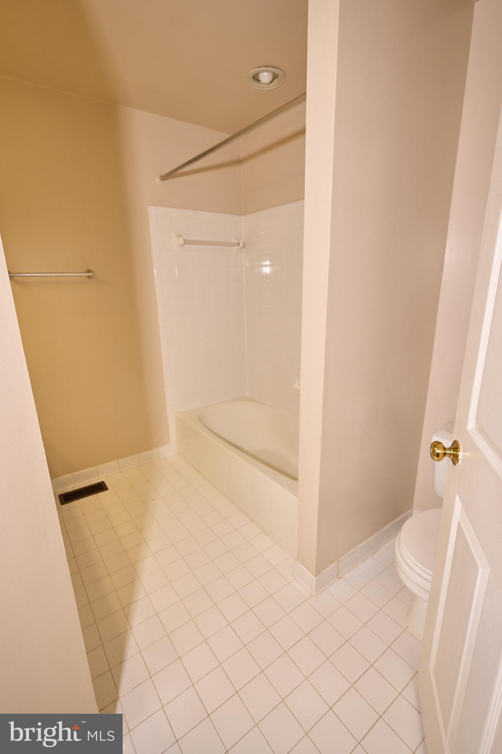 ISLAND CREEK - Residential Lease