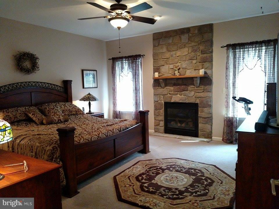 COUNTRY MANOR - Residential