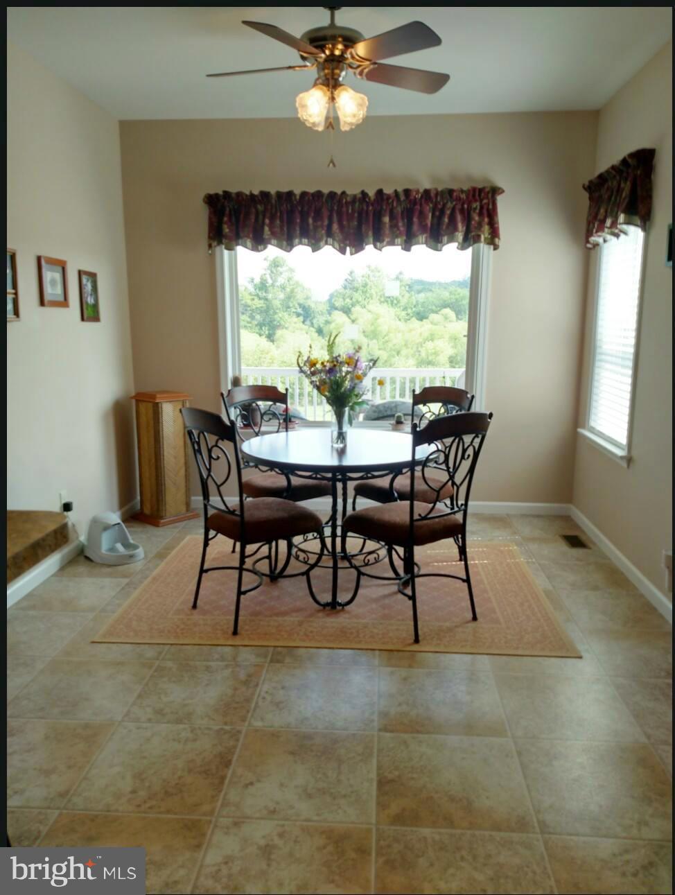 COUNTRY MANOR - Residential