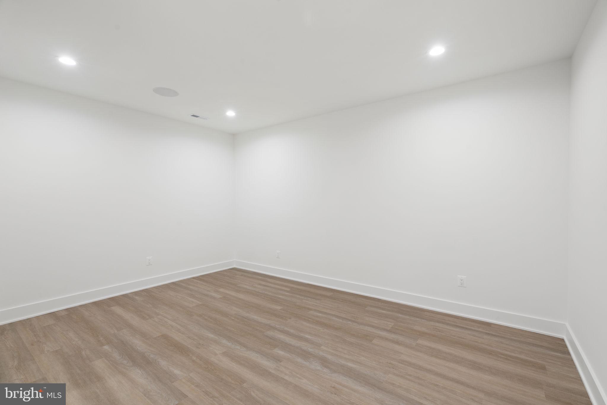 HOLMES RUN HEIGHTS - Residential