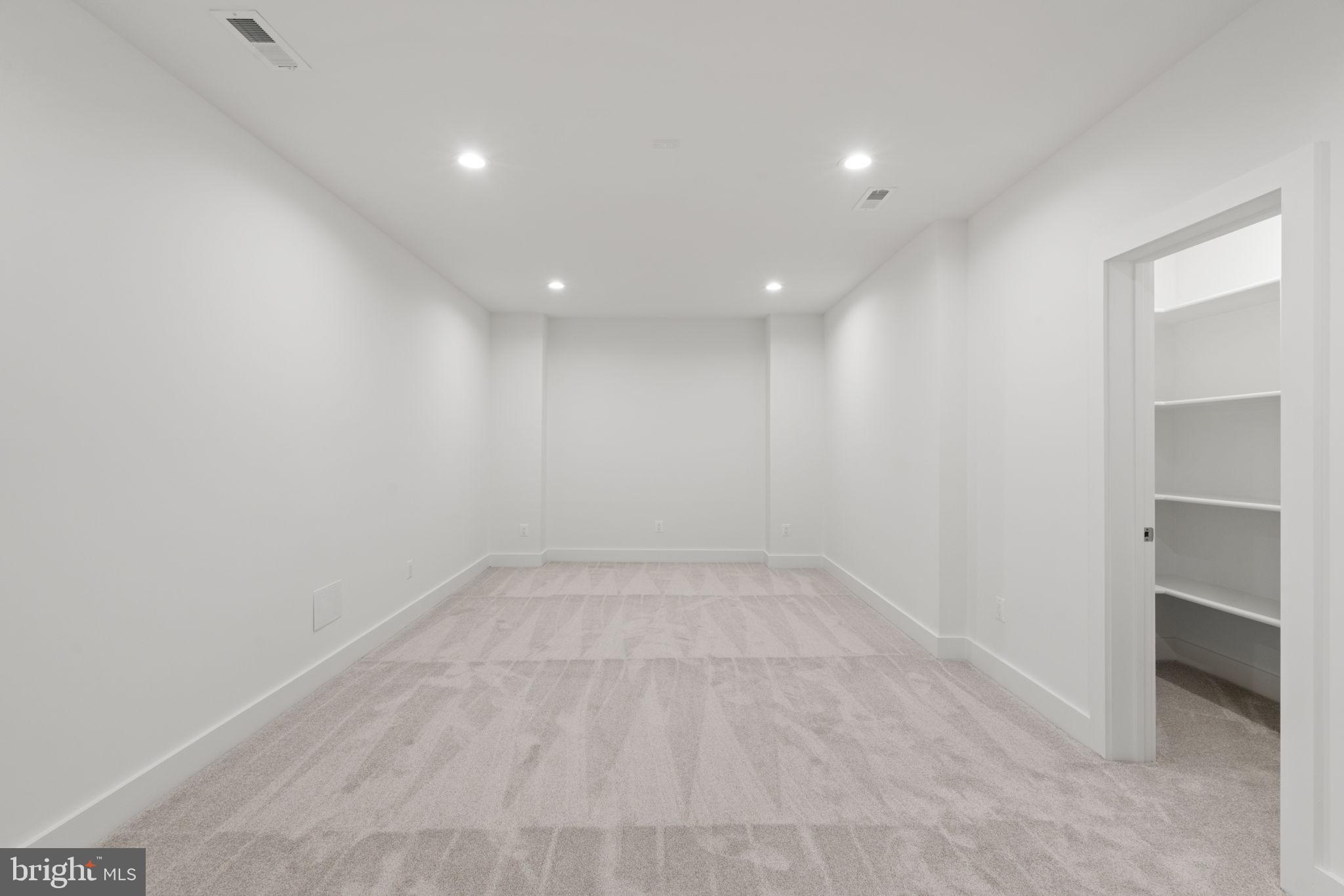 HOLMES RUN HEIGHTS - Residential