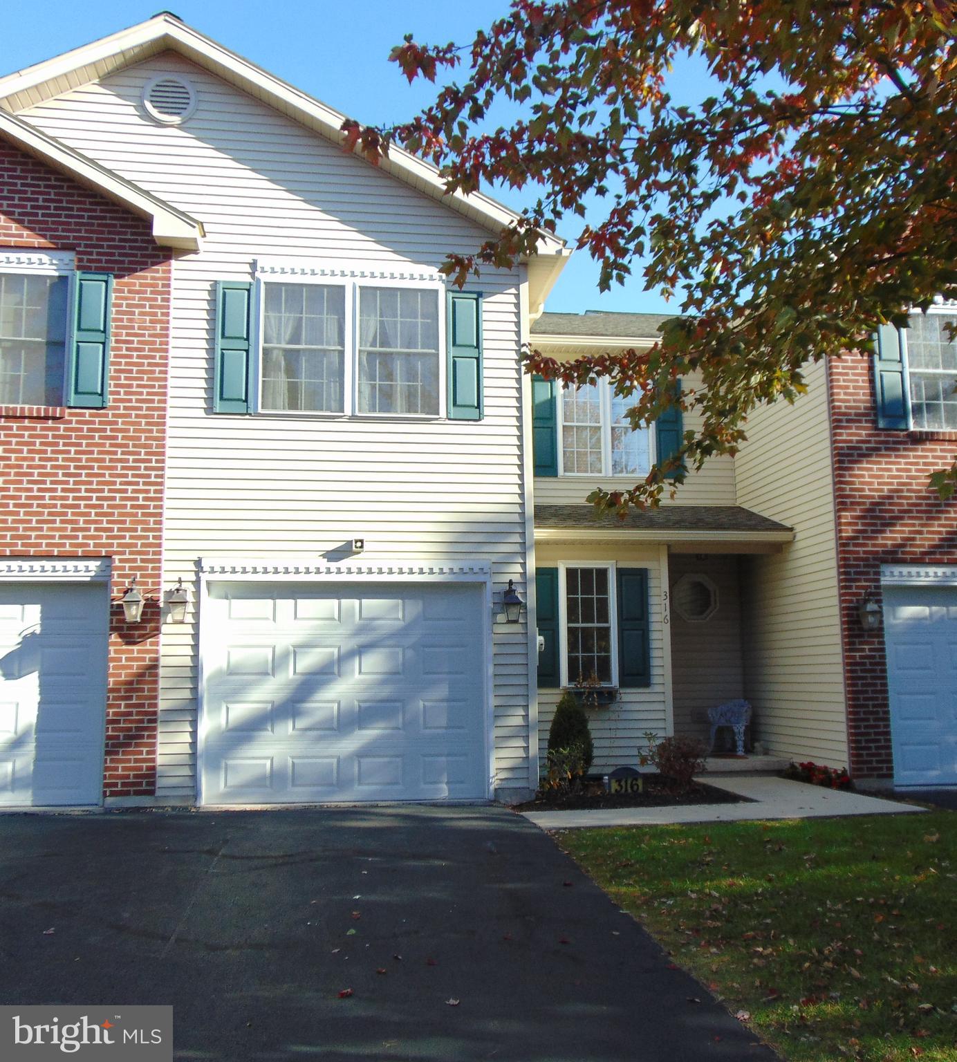 Enjoy the lifestyle of this 3 bedroom 2 ½ bath Lantern Green townhouse.
This open floor plan offers a bright living room, eating area and kitchen. Additional primary suite with a full bath with a walk-in shower; or change the primary suite to a formal dining room. Conveniently located ½ bath with tile flooring and laundry room.
Open stairway leading to second floor loft perfect for sitting room or den. Two additional generously sized bedrooms with lots of closet space. Full secondary bath. Private deck off kitchen. Close to all the amenities you deserve and conveniently located near Rt. 61, Rt. 183, I81, I78 for easy commutes.