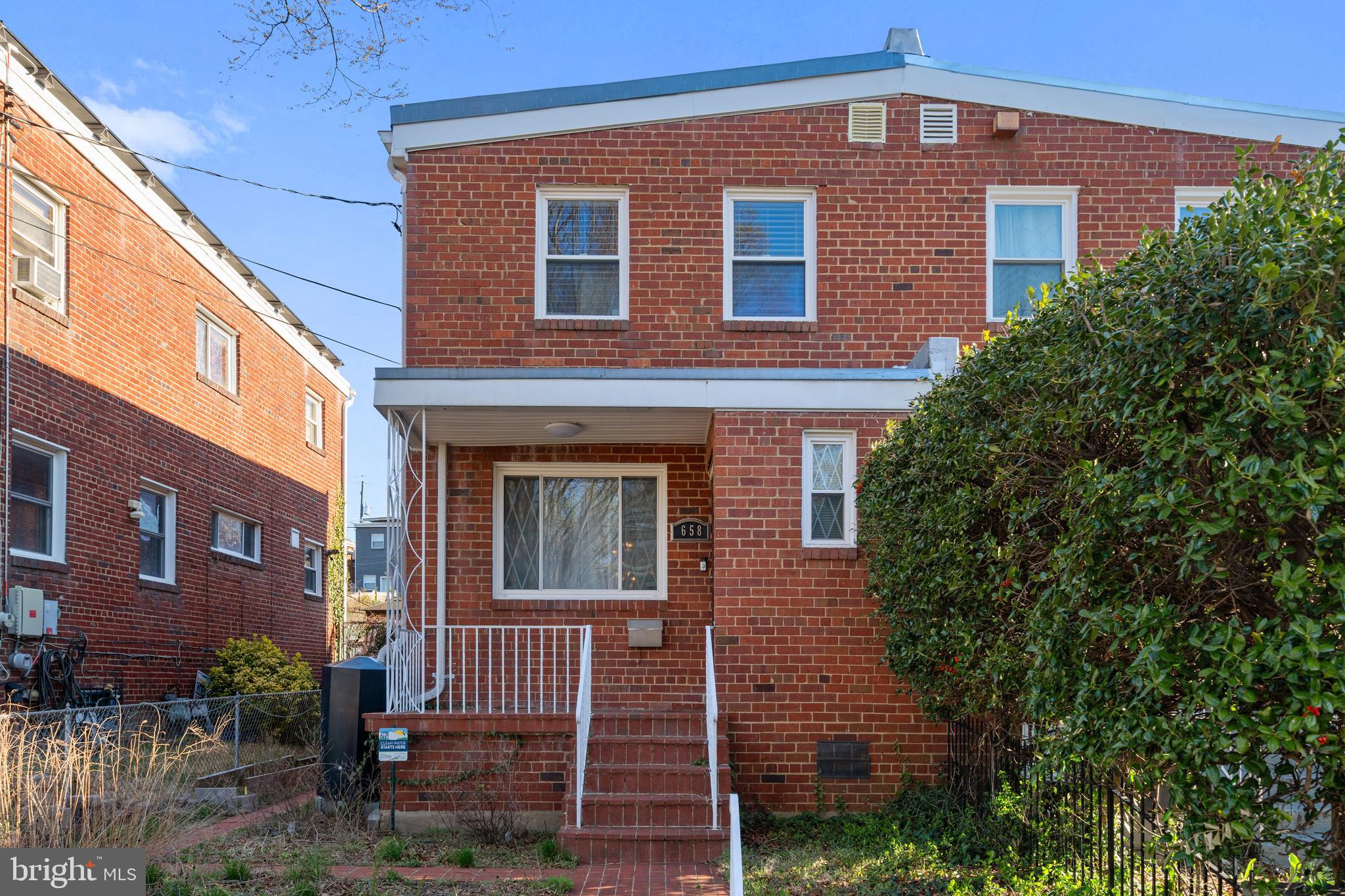 658 NICHOLSON STREET NE