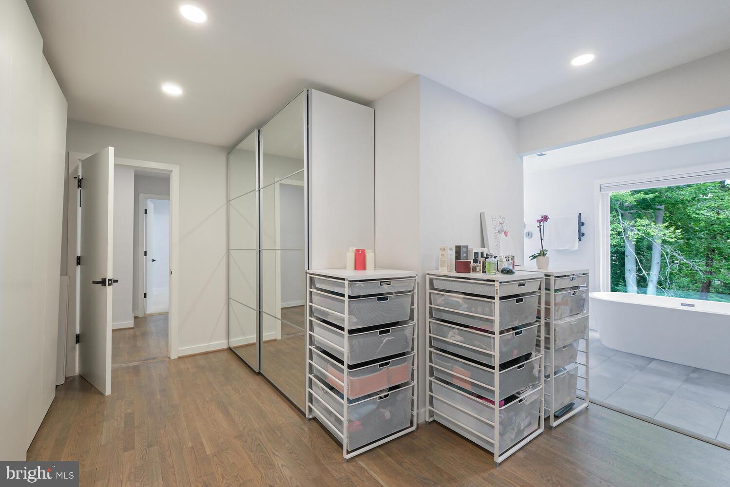 LUXMANOR - Residential