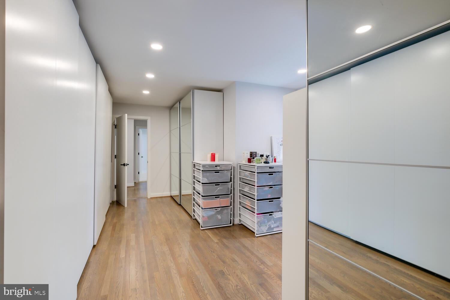 LUXMANOR - Residential