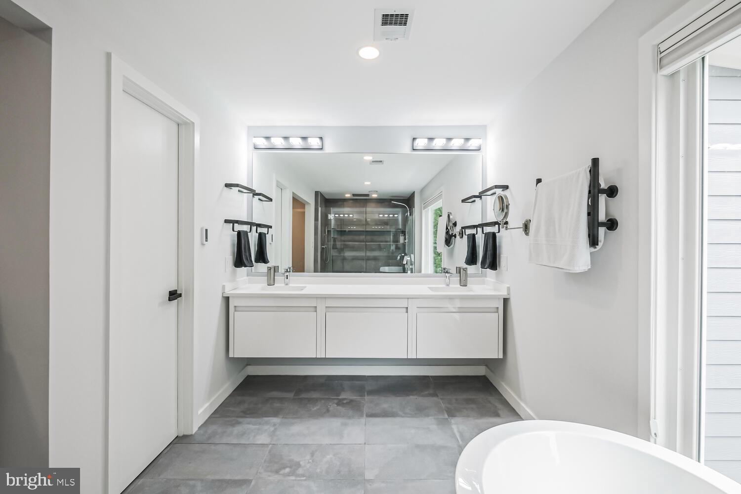 LUXMANOR - Residential