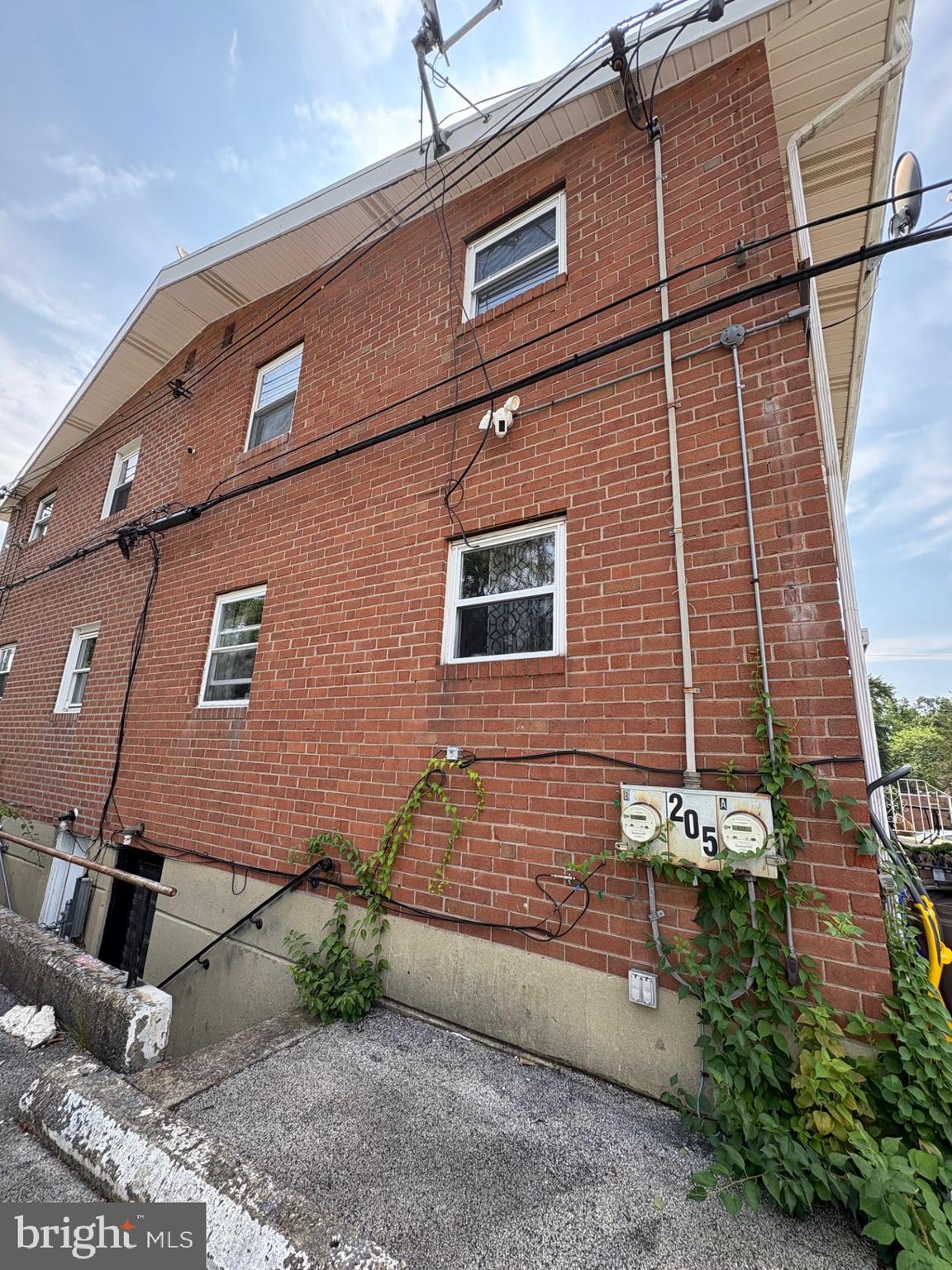 205 E MARYLAND AVENUE