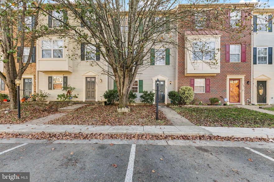 3 story townhouse featuring 4 bedrooms and 2.5 bathrooms in sought after Charleston Commons. The bright and airy kitchen features granite countertops and stainless steel appliances. The spacious living room off the kitchen is great for entertaining friends or relaxing with family.  The large master bedroom has ample storage, a vaulted ceiling, and en-suite entry to hall bath. Large fully fenced back yard. Shopping and restaurants are less than a mile away. Home is minutes from old town Fredericksburg, Mary Washington Hospital, VRE, I-95, commuter lots, shopping and restaurants.